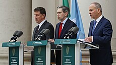 Ti pedstavitelé irské vlády (zleva), ministr Eamon Ryan, premiér Simon Harris...