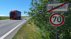 Dlníci se pustili do opravy frekventované silnice I/57, která vede z Opavska k...