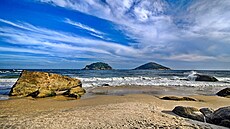 Vegetace a hory na obzoru p�sobí v kombinaci s modrou oblohou jako dokonalé...