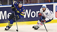 Kevin Bozon z Francie dotírá na Victora Hedmana ze védska.