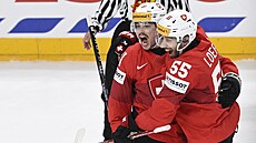 �výca�i Kevin Fiala a Romain Loeffel se radují z branky proti Kanad�.