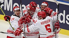 Poltí hokejisté oslavují gól proti Kazachstánu.