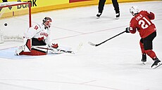 �výcar Kevin Fiala prom��uje nájezd v semifinále proti Kanad�.