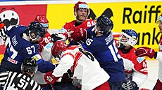 �arvátka mezi hokejisty Finska a Dánska.