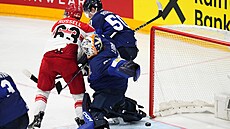 Patrick Russell z Dánska fauluje finského gólmana Emila Larmiho.