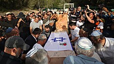 Rodina a pátelé nesou rakev bhem pohbu izraelsko-nmecké rukojmího ani...