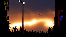 Lidé sledují západ slunce b�hem jevu známého jako Manhattanhenge, kdy je slunce...