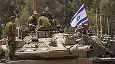 Izraeltí vojáci pracují na tanku poblí izraelsko-gazské hranice. (29. kvtna...