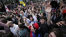 Lidé v centru gruzínského Tbilisi protestují proti návrhu zákona o zahraniním...