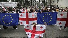 Lidé v centru gruzínského Tbilisi protestují proti návrhu zákona o zahraniním...