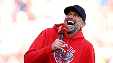 Lou�ící se trenér Jürgen Klopp hovo�í k liverpoolským fanou�k�m.