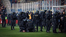Policie zasahuje po konci eského poháru mezi Plzní a Spartou.