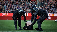 Policie zasahuje po konci eského poháru mezi Plzní a Spartou.