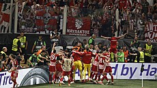 Gólová radost fotbalist� Olympiakosu ve finále Konferen�ní ligy.