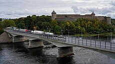 eka Narva na estonsko-ruské hranici, v dálce je k vidní pevnost Ivangorod,...
