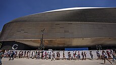 Fanouci picházejí na madridský koncert Taylor Swift na stadionu Santiaga...