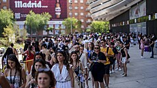 Fanouci picházejí na madridský koncert Taylor Swift na stadionu Santiaga...