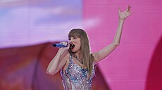 Popová zpvaka Taylor Swift pi svém koncertu na stadionu Santiaga Bernabeua...