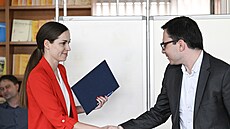 Kandidáti na post dkana Národohospodáské fakulty VE Adéla Zubíková a Pavel...