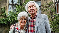 Sourozenci Jií Kende a Hana Kende stojí ped eskobudjovickou Kendeho vilou,...