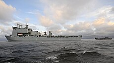 Loď britského námořnictva během cvičení ve Finském zálivu (27. listopadu 2023)