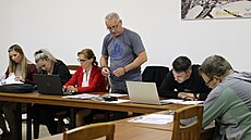 Zastupitelé Bra�an na Mostecku na svém kv�tnovém zasedání. Stojící mu� je...