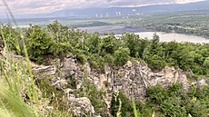 Bra�any obklopují výsypky, odkali�t�, severn� se rozprostírá ob�í hn�douhelný...