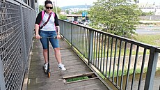 Na lávce elezniního mostu pes Labe v Ústí nad Labem se objevila dalí velká...