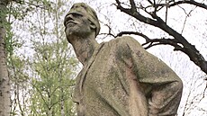 Socha �Nepoko�ený� v m�stském parku v Rumburku dodnes p�ipomíná hrdinství...