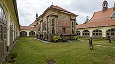 Loretánská kaple Panny Marie (uprost�ed) a ambit v Rumburku