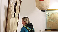 Náv�t�vnice muzea papíru, které k manufaktu�e p�iléhá, si prohlí�í ukázku...