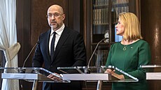 Ukrajinský premiér Denys �myhal a loty�ská premiérka Evika Sili�ová. (28....