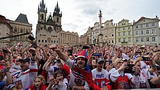 �e�tí fanou�ci slaví zlato hokejist� na Starom�stském nám�stí v Praze.