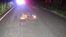 Opilý cyklista skon�il po pádu na vozovce. Usnul vedle svého bicyklu. 