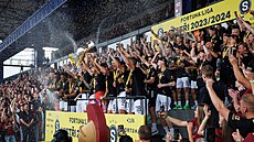 Fotbalisté Sparty slaví zisk ligového titulu. (26. kv�tna 2024)