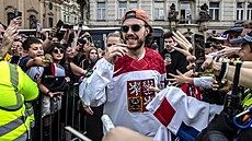 estný oban Havíova David Pastrák s pohárem pro hokejové mistry svta.