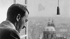 V�dce a �í�ský kanclé� Adolf Hitler hledí z okna Pra�ského hradu, v pozadí...