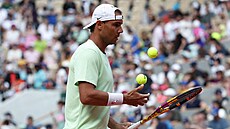 Rafael Nadal trénuje ped startem Roland Garros.