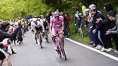 JÁ JEDU. Tadej Poga�ar úto�í na svazích Monte Grappa ve dvacáté etap� Gira.