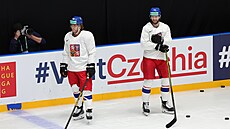 David Pastrák (vlevo) a Pavel Zacha na tréninku eské hokejové reprezentace.