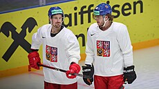 Roman ervenka (vlevo) a David Pastrák na tréninku eské hokejové reprezentace.
