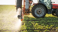 Traktor aplikující pesticid na pole sóji. (ilustraní snímek) (18. kvtna 2015)
