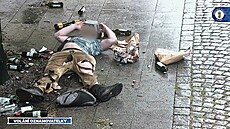 Student pedstíral opilého bezdomovce