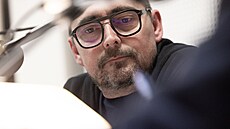 Ji�í Vyorálek p�i natá�ení audioseriálu Sn�enky a gangste�i