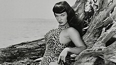 Pin-up modelka Bettie Pageová vyfocená známou fotografkou Bunny Yeagerovou. Ta...