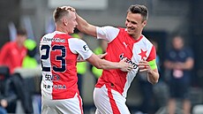 Stanislav Tecl s kapitánskou páskou (vpravo) a jeho slávistický spoluhrá� Petr...