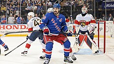 Úto�ník NY Rangers Chris Kreider operuje p�ed brankovi�t�m Floridy.