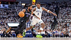 Kyrie Irving z Dallasu (vlevo) se snaí obejít Anthonyho Edwardse z Minnesoty.