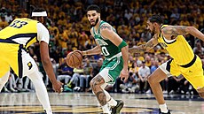Bostonský Jayson Tatum kontroluje balon a hledá skulinu v obran� Indiany.