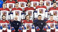 etí hokejisté pózují na týmové fotografii na mistrovství svta 2024 v Praze.